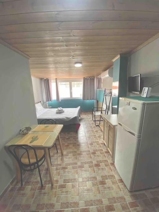 Cozy New Few Meters Away From Side.